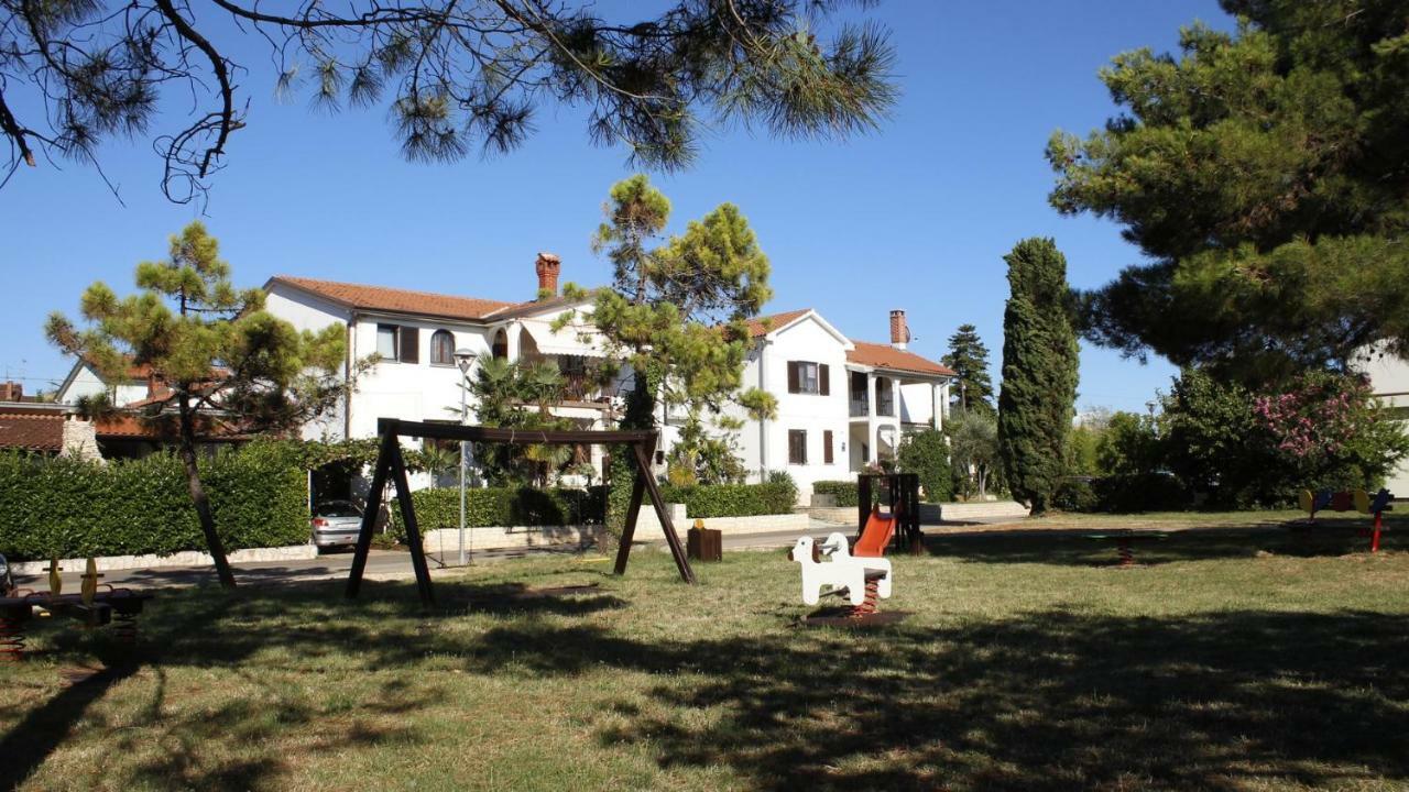 Family Rooms Moela Umag Exteriör bild